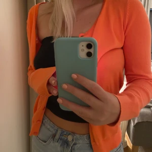 Orange kofta - Fin kofta i fint skick! Använder tyvärr inte så mycket därav säljs den.