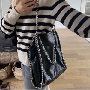 Väska  - Säljer min svarta väska som är köpt här på Plick. Super fint skick har knappt ändvänt den, väskan var som ny när jag köpte den här på Plick❤️ (lånade bilder) köparen står för frakten!