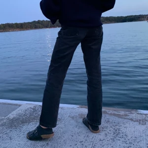 Svarta vintage jeans - Jeans med urtvättad svart färg, köpta på Beyond retro. Har även satt in ett skosnöre i midjan så passar jättebra för de som har svårt att hitta jeans som passar! Vet inte varför kvaliten på bilderna blev så dåligt men skriv privat för fler bilder!