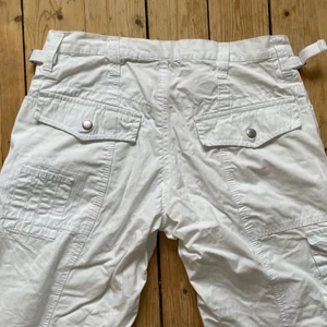 Vita Cargo pants - Säljer mina as coola vita vintage hm cargo pants som jagchar köpt här på plick! Sitter lite baggy för mig som är w24!  Först till kvarn! Skriv till mig för fler bilder. 
