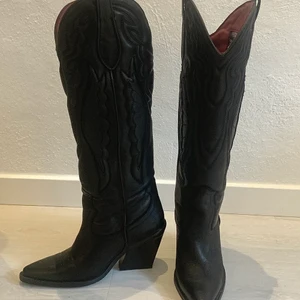 Cowboy Boots - Säljer dessa supersnygga cowboy stövlar från Bronx som jag köpt här på Plick! Har endast använt dom 1 gång, och tjejen innan mig har använt dom 1-2ggr. Tyvärr så är jag jätte dålig på att gå i klackar, vilket är anledningen till att jag säljer dom. De är i strl 37 men skulle även passa nån med 38 då de va lite stora på mig som har 37 (passade mig när jag la i sula). Nypris: 2495kr. KÖPAREN STÅR FÖR FRAKT