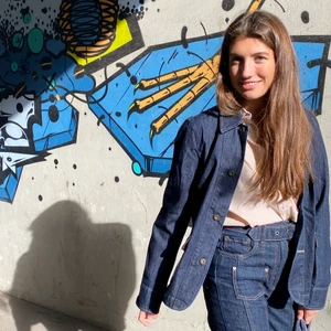 Denim blazer med fløjls krave - Denim Blazer fra UNIQLO med fløjls på kraven, lommerne og på ærmesmøgen. Rustik mørk denim 