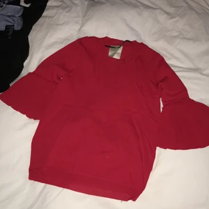 Röd utsvängd tröja med räfflade ärmar - Från märker Selected femme, knappt använd