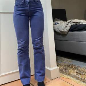 Vintage Levis jeans. Jeansen är i den populära modellen 501 som ser otroligt bra ut på alla kropstyper då de framhäver höfter och rumpa. Dem är i storlek 27W/34L. Skulle säga att dem passar XS/S. 🥰