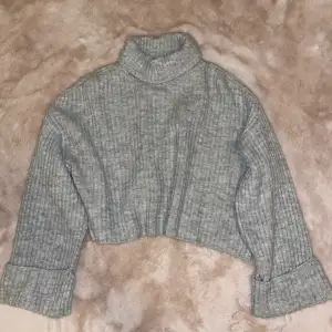 Croppad stickad tröja från Gina Tricot, köparen står för frakten!🤍
