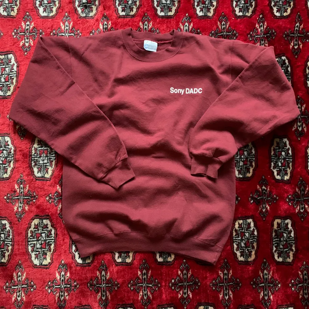 Perfekt vintage sony sweatershirt med tryck på ryggen!. Tröjor & Koftor.