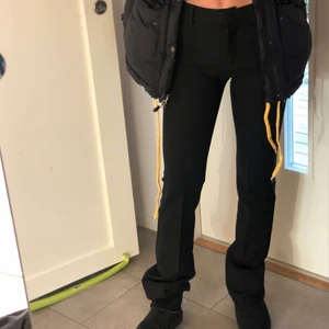 Super fina kostymbyxor  - Ett par svarta kostymbyxor från chiquelle, super fina! Jag älskar dem men de var tyvärr för små(för tajta) :( bootcut still! Frakten är 59kr🥰 passar 34-36!