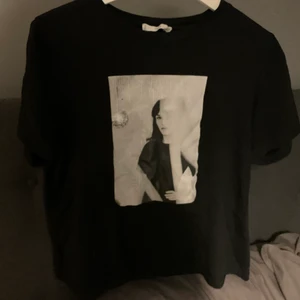 T shirt  - T shirt med tryck på från mango, använd 3 gånger ungefär, så bra skick. 