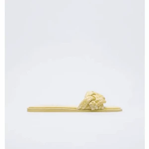 Oanvända, somriga sandaler säljes! 👡 - Oanvända, somriga sandaler säljes. Somriga, ljusgul fin färg. Flätade. Plana.