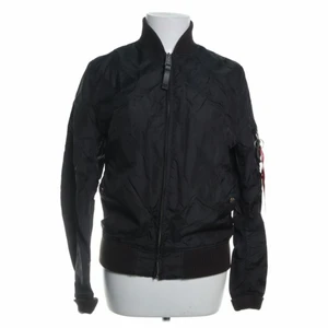 Alla Jacka M - Varan är i bra skick och har inga tydliga defekter.