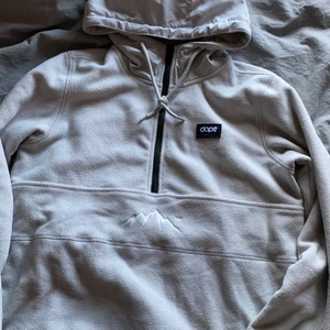Dope ljus beige fleece  - Säljer en ljus beige fleece ifrån sidan ridestore med märket dope, den är i storlek S och använd max 3 gånger så den är som ny! köpt för 599 säljer för 350!🥰