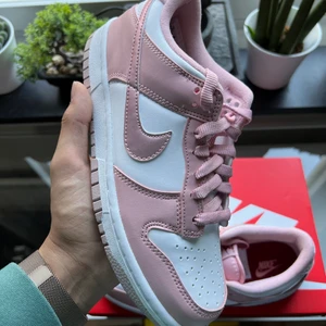 Dunk Low “Pink Velvet” 💕 - Dunk Low “Pink Velvet” 💕  Storlek: -38,5