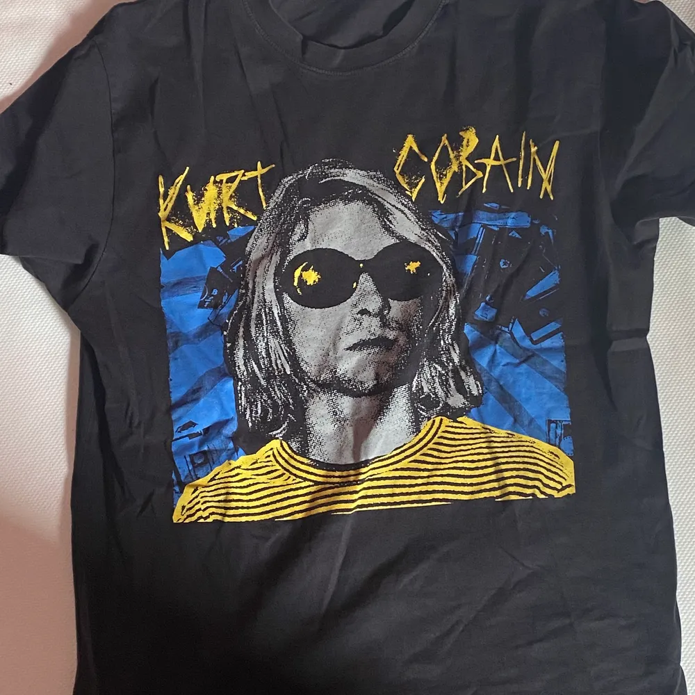 Säljer min snygga Kurt Cobain t shirt. Säljs för att den är för liten. Storlek M. Köpt för 300 kr säljs för 100 kr plus frakt . T-shirts.