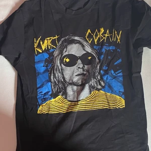 Kurt cobain t shirt  - Säljer min snygga Kurt Cobain t shirt. Säljs för att den är för liten. Storlek M. Köpt för 300 kr säljs för 100 kr plus frakt 