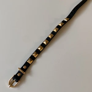 Armband - Valentino liknande armband med nitar💕 ⚡️ nytt och aldrig använt förutom för att fota bilden