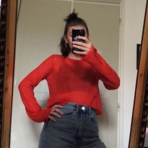 Långärmad tröja  - Tunn, orangeröd stickad tröja. Lite genomskinlig som ni ser på bilden :)