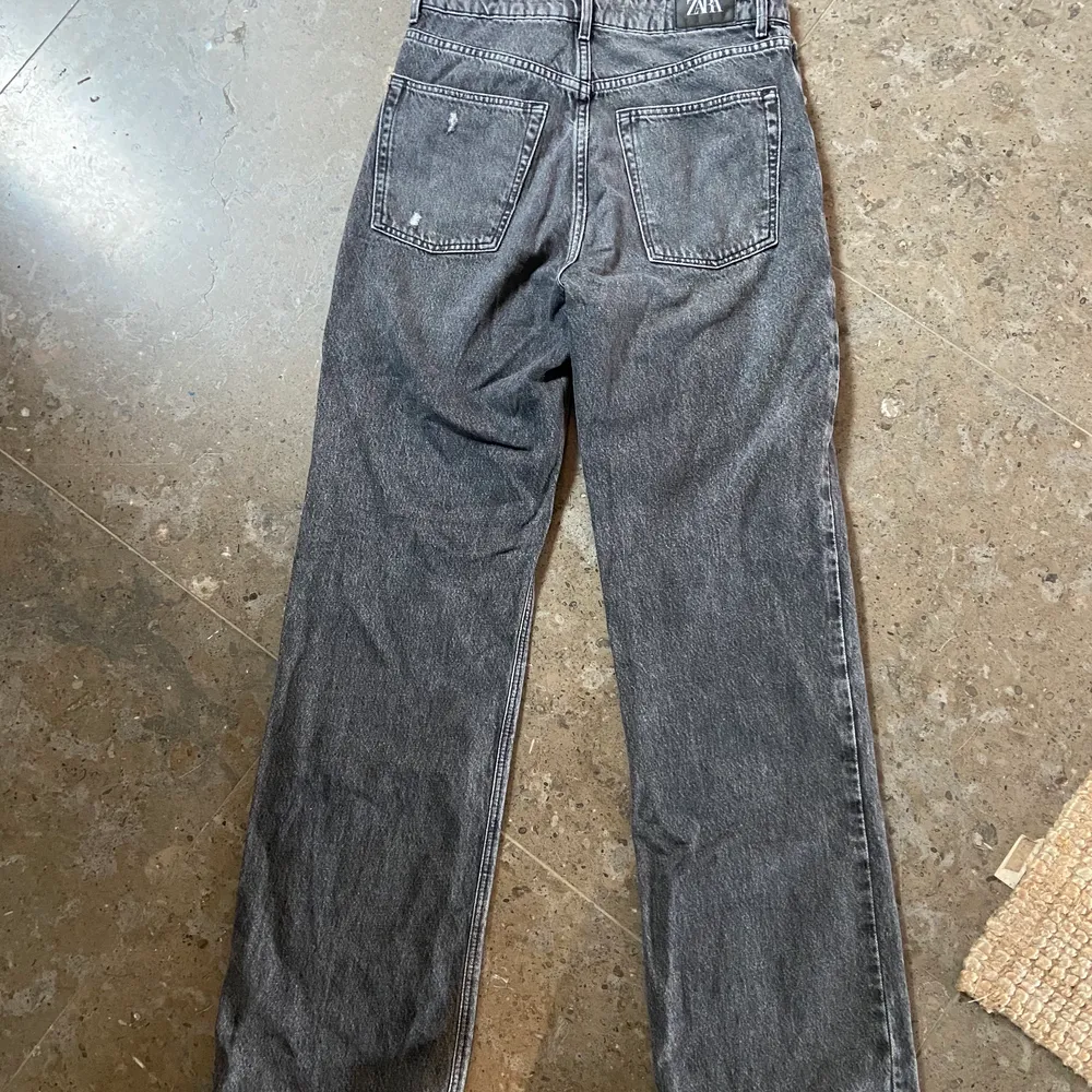 Super snygga gråa zara jeans ! Storlek 36 . Jeans & Byxor.