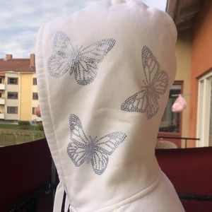 Butterfly Hoodie White! - Hej, säljer min nya och snygga butterfly hoodie. Den är i mycket bra skick. Tröjan sitter som en normal storlek M.