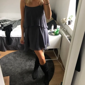 Volangklännkng - Såååå snygg grå volangklänning!!