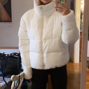 vit puffer jacka  - as snygg vit puffer jacka! passar strl xs s m l eftersom den är oversized i modellen:) använd typ 1 vecka💘