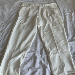 Kostymbyxor zara  - Säljer mina vita sommarkostymbyxor från Zara i storlek EU 42