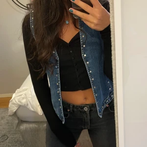 Jeans väst, väst med nitar - Jeans väst från Mango strl S. Aldrig använd och prislappen sitter kvar. Tyvärr kommer den aldrig till användning. Köpte den för 400 kr. 
