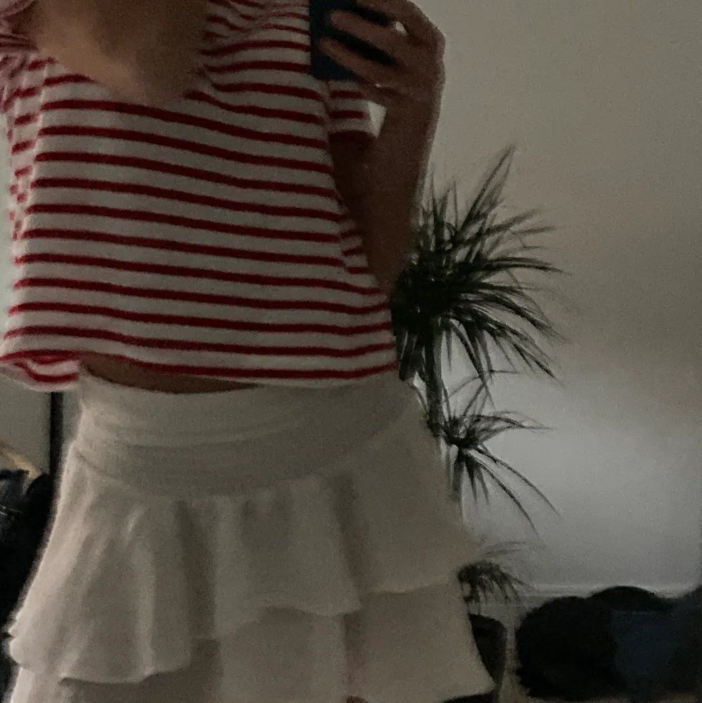 Nu säljer jag min älskade vita volang kjol! Den är i storlek S, skriv om ki vill ha fler bilder och mer info! Ni står för frakten:). Kjolar.