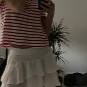 Nu säljer jag min älskade vita volang kjol! Den är i storlek S, skriv om ki vill ha fler bilder och mer info! Ni står för frakten:)