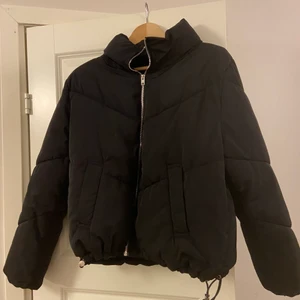 Vinterjacka - En varm, svart vinterjacka från HM i storlek S. Den är i fint skick och säljs enbart då jag ej får användning av den längre. Inga defekter! Kunden står för frakten.