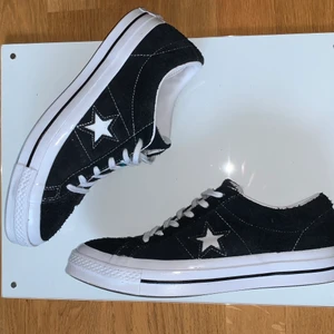 Converse One Star Ox - Ascoola skor som inte kommit till någon användning pga av fel storlek. Använda en enstak gång och i perfekt kondition. Inga defekter eller fläckar. Lådan följer med! (Tar emot byten) Skriv om du har några frågor eller funderingar💗💗😇 (kan bli budgivning)
