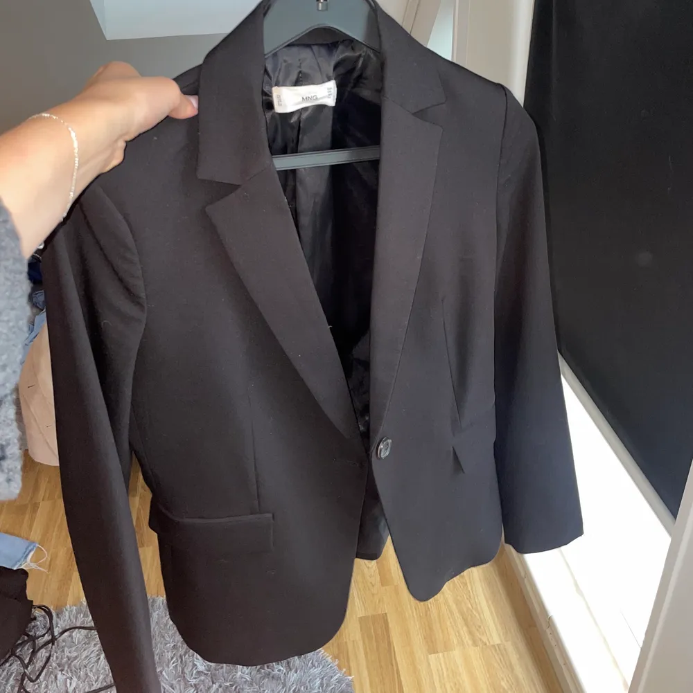 En svart fin kavaj köpt på Mango. Är i väldigt fint skick och sitter även jättebra. Nypris 499kr. Takit.