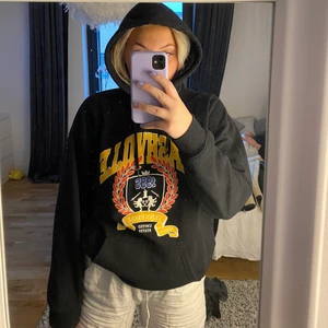 Hoodie med tryck - En väldigt bekväm hoodie med snyggt tryck! Som i nyskick😍
