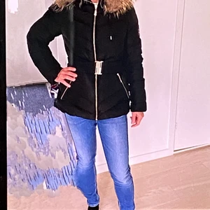 Hollie jacka  - Svart Hollie jacka med äkta päls krage. Storlek 40 men passar även 38. Mycket fint skick och sparsamt använd.