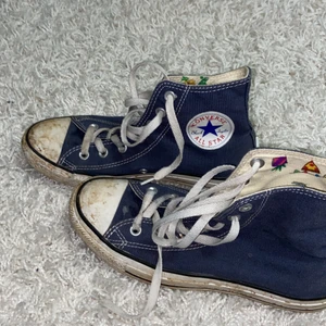 Converse skor  - Blå converse, skit snygga verkigen. Behöver tvättas, men även lite målade i. Inget som syns dock! ✨💕