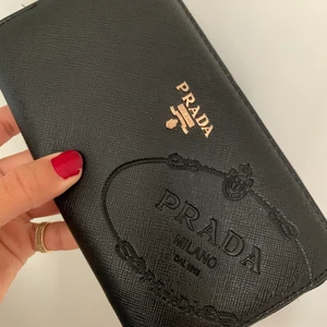 PRADA PUNG - PRADA PUNG, 1 år gammel - sælges, da jeg ikke har brugt den siden. 
