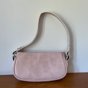 Handväska - Säljer min rosa handväska med axelband💗💓