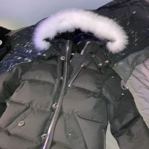 Moose knuckles jacka storlek M - Moose knuckles jacka storlek Medium istortsätt oanvänd säljer eftersom jag behöver pengar till en ny jacka