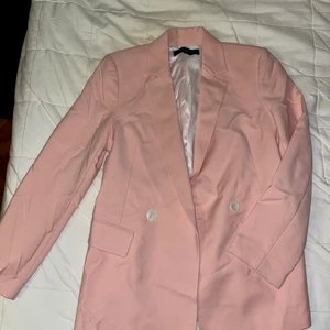 Kavaj från Zara, storlek S - Aldrig använd så den är i bra skick. Pastell rosa med vita knappar. 