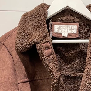 Vinterjacka - Jättesnygg brun jacka! köpt på Beyond Retro för ett år sen och har ej använts sen dess. Fortfarande nyskick. Storlek L men sitter också snyggt oversize på mig som är M :) priset kan diskuteras 