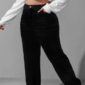 Svarta jeans  - Sjukt fina men inte min storlek. Skulle säga att de är som storlek 42. Bara att fråga om måtten🥰