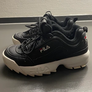 Fila skor  - Säljer mina svarta fila skor. Perfekta för höst och vinter då det är riktigt varma. Använder inte mer så det är därför jag säljer dom, i väldigt bra skick. Köptes för 1299 men säljer för 450kr + frakt. Storlek 39 men jag är normaltvis en 37-38 så de passar mig perfekt.