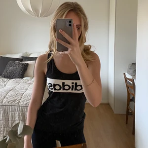 Adidas träningslinne - Snyggt och bekvämt träningslinne med brottarrygg. Knappt använd, bra skick. Köpare står för frakt.