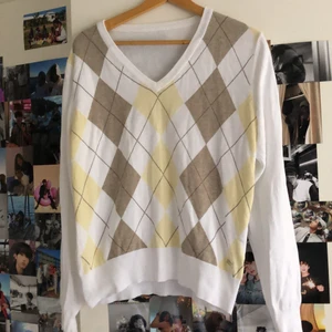 Sweatshirt - Köpt second hand men har inte blivit använd. Tröjan sitter som M och är i super fint skick.