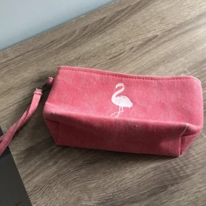 Liten essäer  - essäer rosa med en vit flamingo