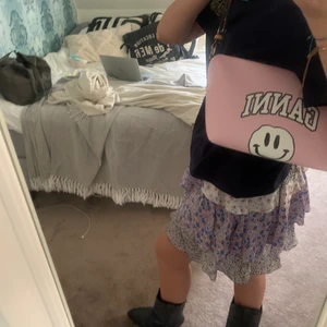 Ganni  - Säljer min snygga Ganni vöska som tyvärr inte kommer till användning längre köptes i vintras på Nk för 2000kr och använd fåtal gånger. Nyskick på väskan 🧡