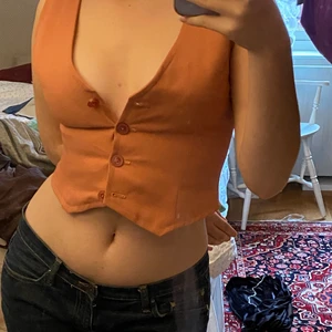 Figursydd västtopp  - Rosa figursydd väst topp! Sitter som en smäck, man kan se färgen bättre på bild två/tre! Dm för mer bilder - möts upp i Stockholm. Kram❤️