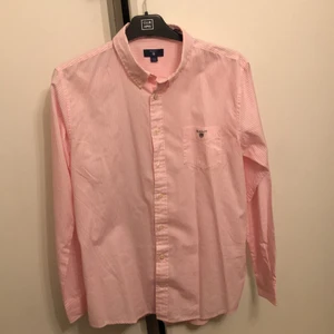 Gant skjorta - Rosa randig Gant skjorta. Använd endast en gång, i väldigt bra skick. Stl 170 cm, 15 years, som XS-S.