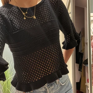 Virkad svart topp med volanger - Från zara