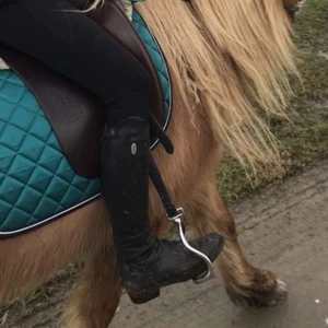 Ridstövlar stl 38 - Fina ridstövlar från hööks, använda men fint skick, ridstövlarna är hela. Junior hopp modell från hööks, nypris 1099kr. Säljs för 400kr