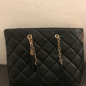 Handväska  - Fin handväska från H&M, lite använd men i väldigt fint skick, tror nypris var 500/400kr mitt pris 200kr